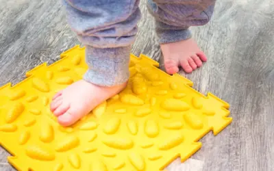 Jak rozpoznać koślawość stóp u dziecka i jakie są 4 możliwe przyczyny?